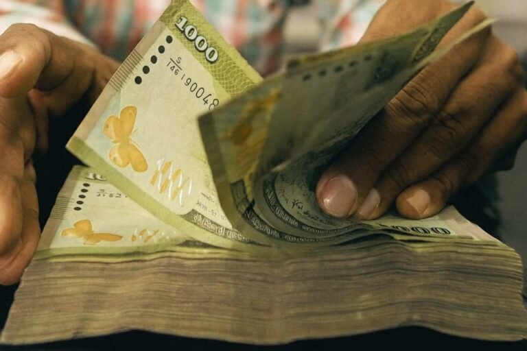 ණය ගෙවාගන්න බැරි සුළු හා මධ්‍යයපරිමාණ ව්‍යයවසායකයින්ට ණය ගෙවන්න බැංකු 15කින් අතදෙයි..